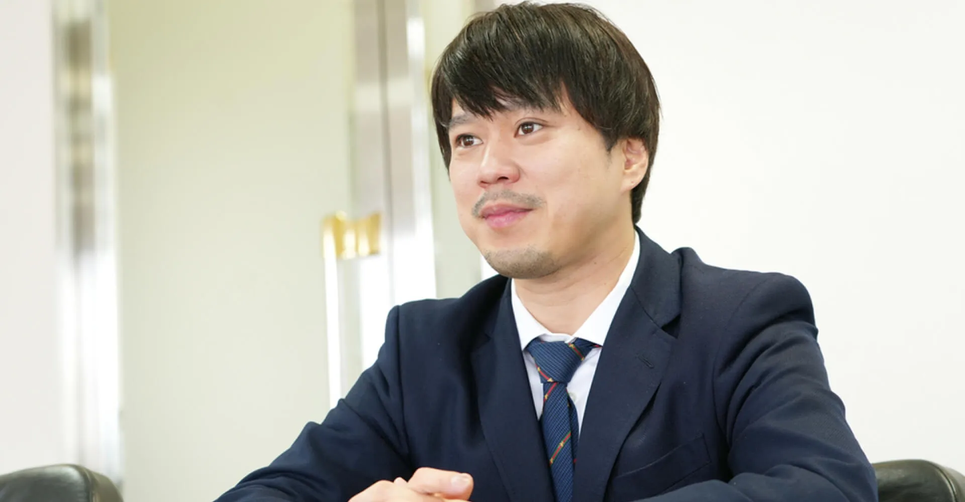 スーツ姿の佐々木啓太代表