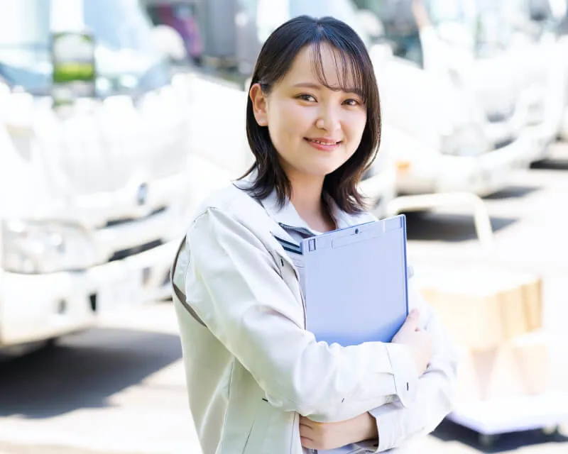 こちらを見てほほ笑む女性