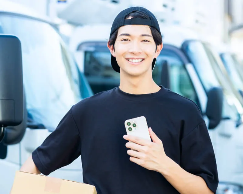 正面を向いて笑っている男性