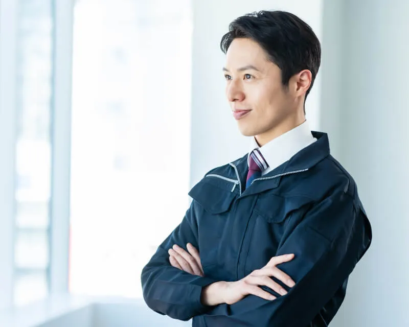 腕組みをしている男性の横顔