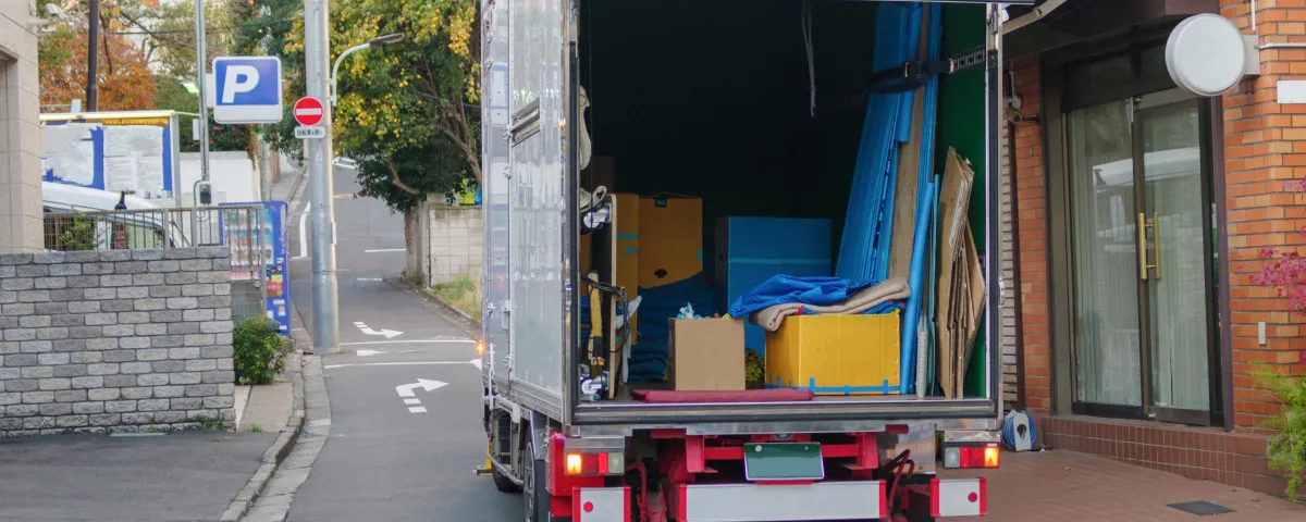 荷台を開けているトラックの写真